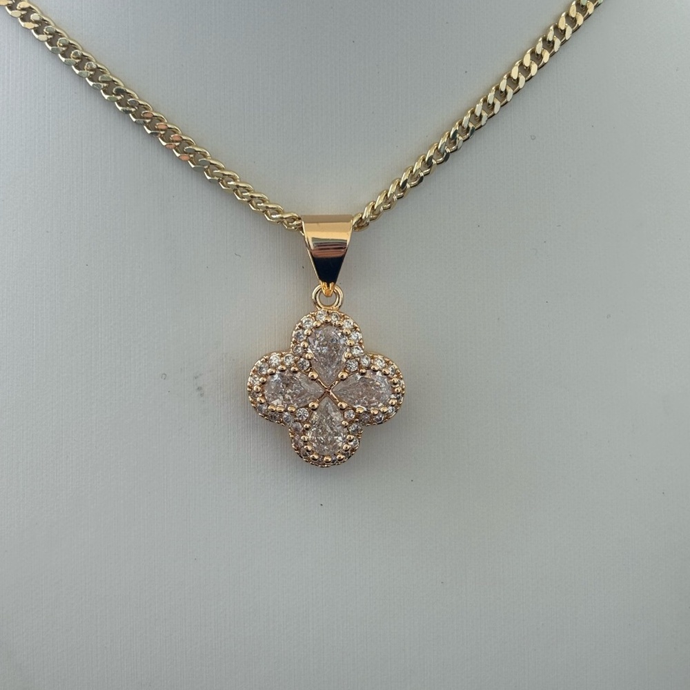 Elegant Gold Pendant Necklace - Picture 3 of 4
